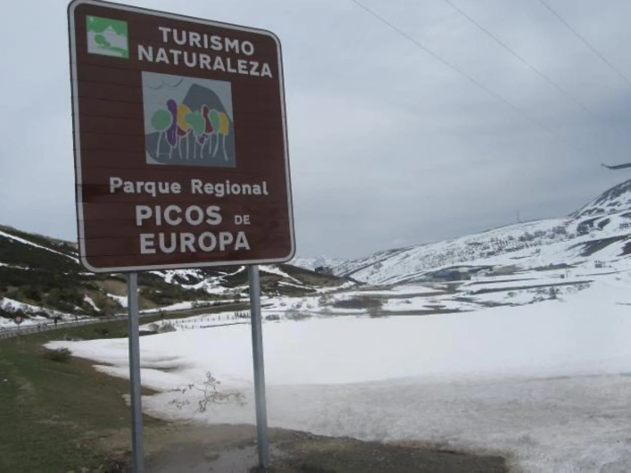 Señal indicativa del Parque Regional de Picos de Europa, en la vecina provincia de León. 