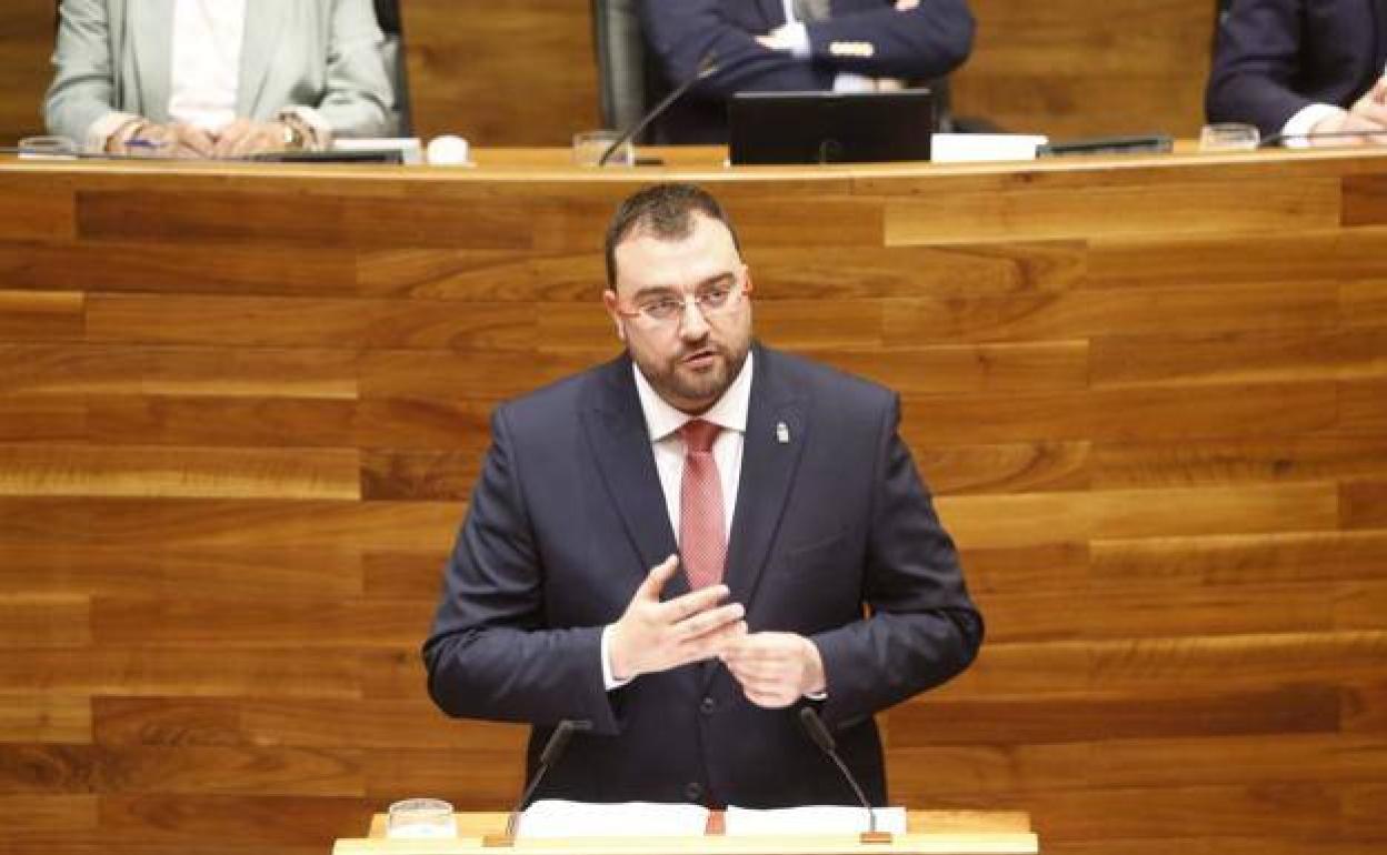 El presidente, Adrián Barbón, durante el debate de investidura.