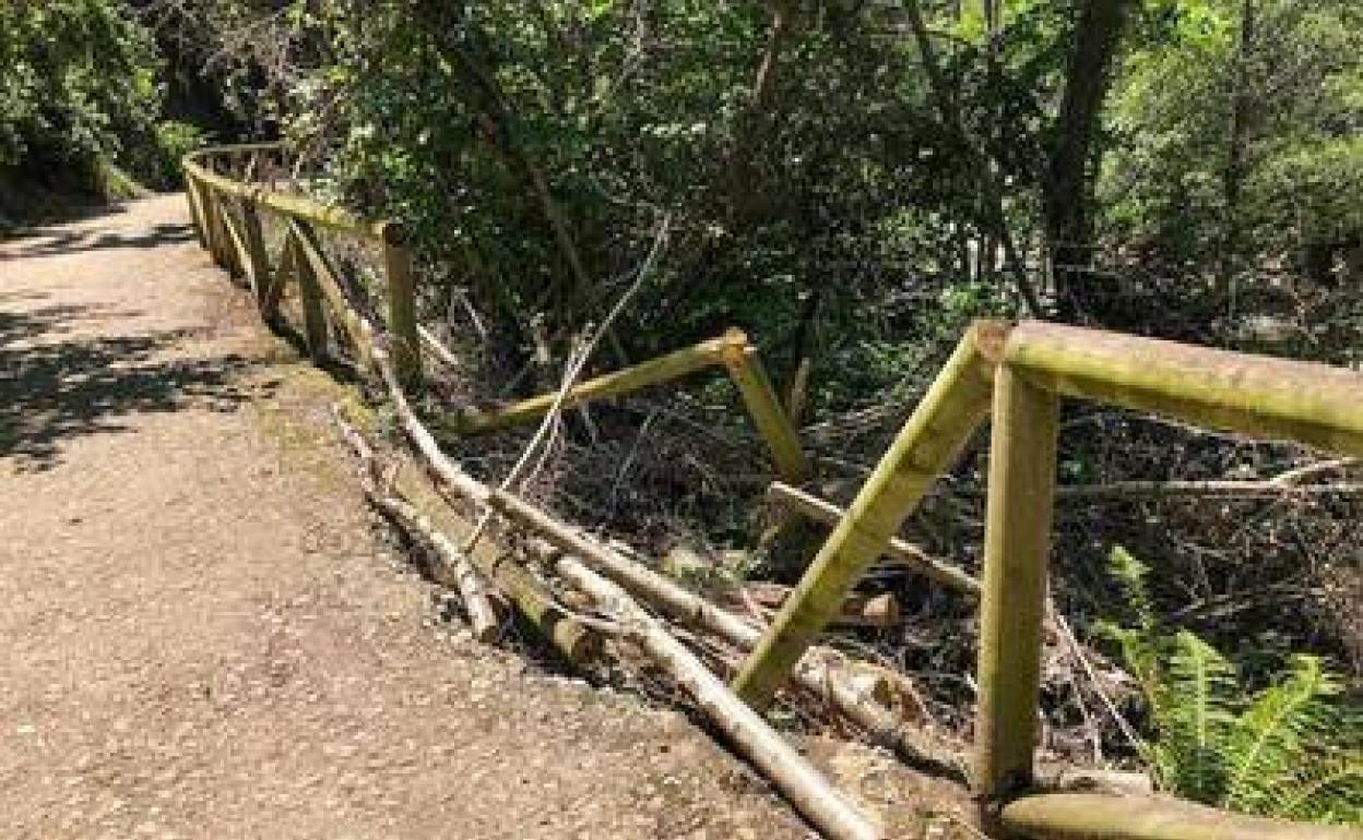 Imagen de los desperfectos que presentaba la Senda del Oso este verano.