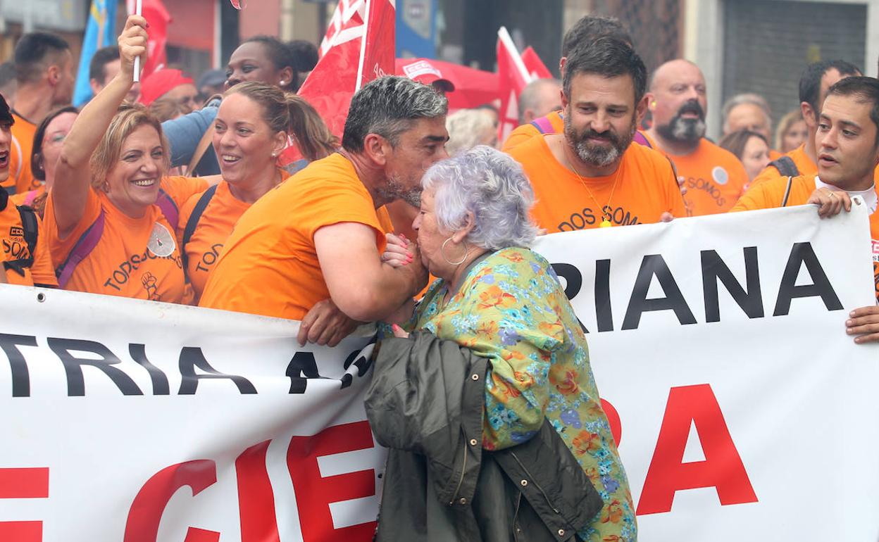 Una mujer se solidariza con los trabajadores de Vesuvius en la protesta de Oviedo. 