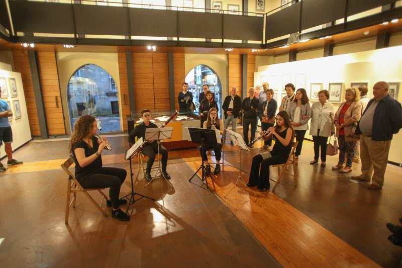 El palacio de Valdecarzana acoge una exposición con ochenta obras originales de Mingote creados para una edición conmemorativa de 'El Quijote' de Miguel de Cervantes.