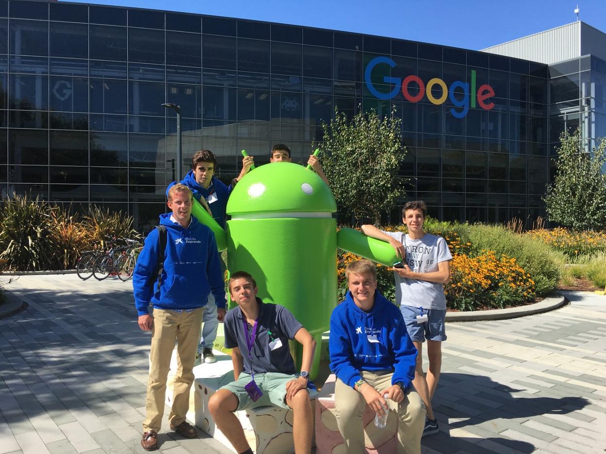 Alumnos de Los Robles durante un curso formativo en la sede de  Google (Silicon Valley), por su premio Desafío Emprende. 