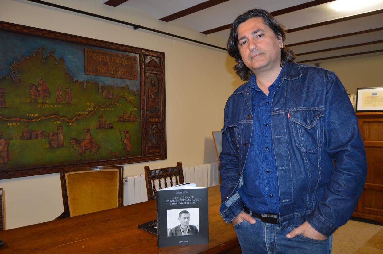 El historiador Javier F. Granda, con el libro. 