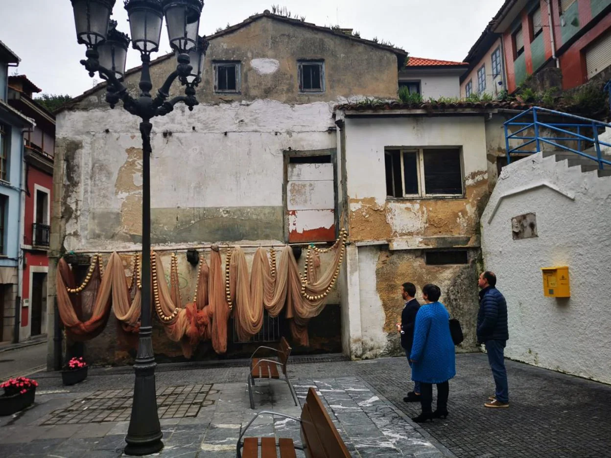 El alcalde de Cudillero y dos concejales analizan el estado en el que se encuentra el edificio de la calle Suárez Inclán, 33. 