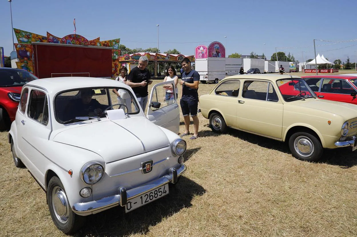 Concentración de coches clásicos en las fiestas de Mareo. 