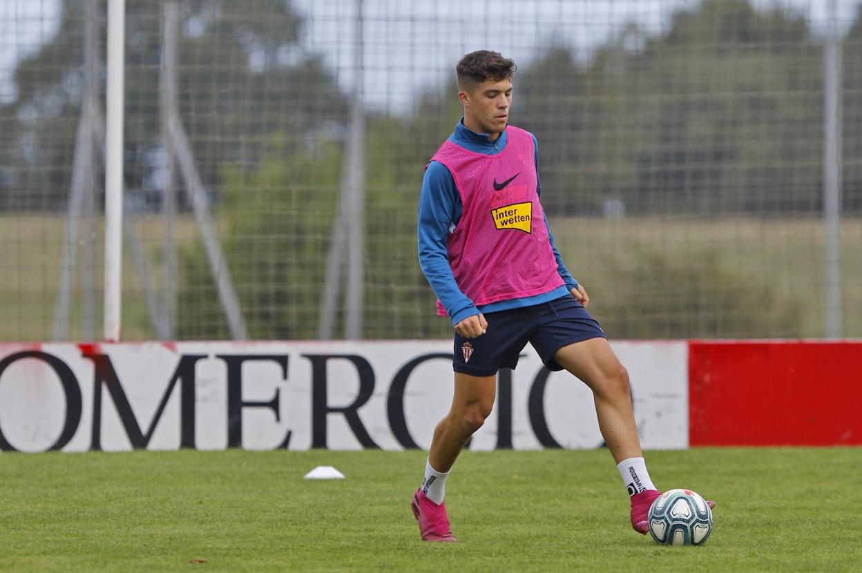 El luanquín Nacho Méndez, dirigiendo un ataque en Mareo. 