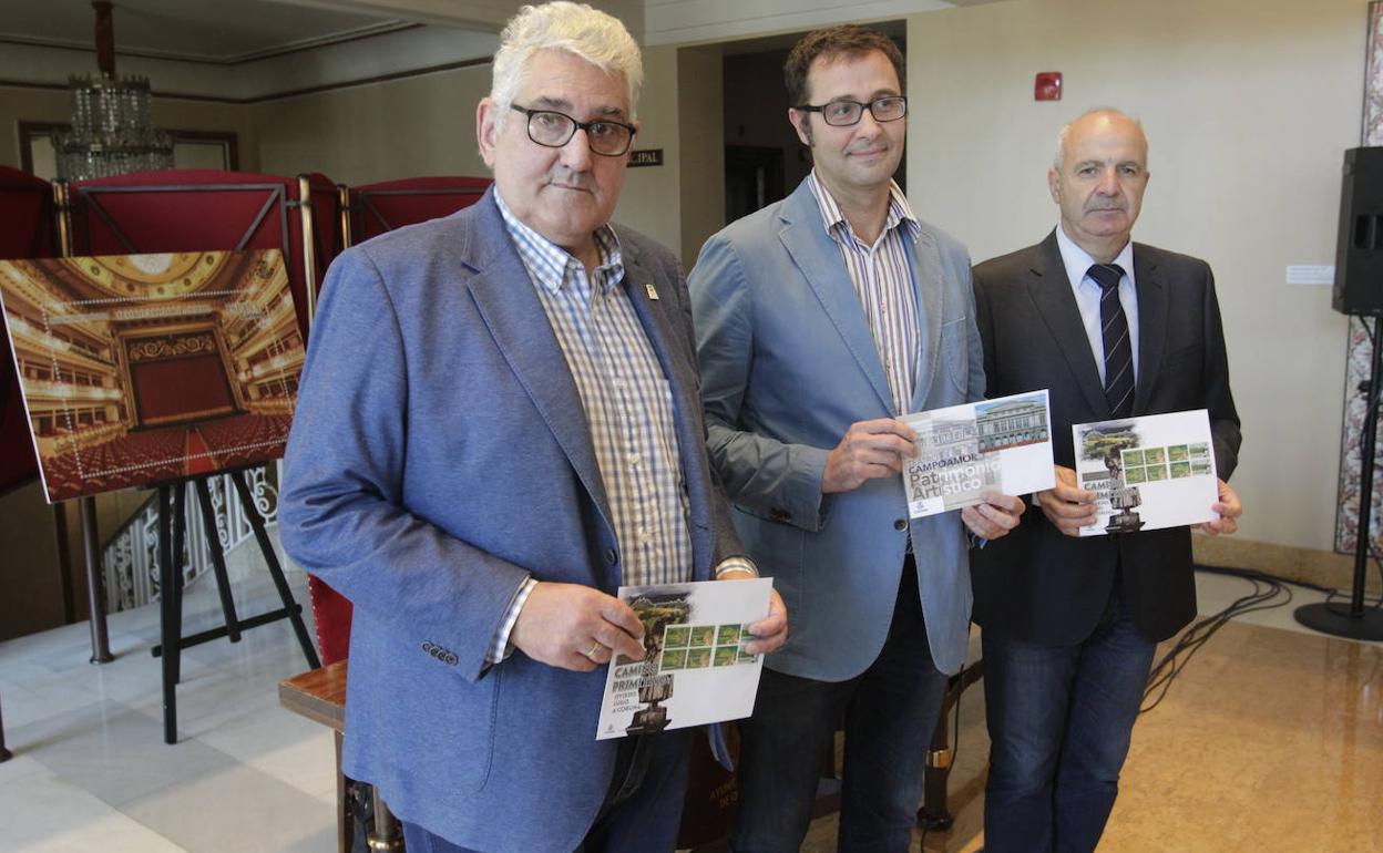 Laureano García, José Luis Costillas y Modesto Fraguas, durante la presentación de los sellos.