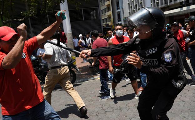 La Policía repele a los alborotadores durante la manifestación de este miércoles en Quito (Ecuador).