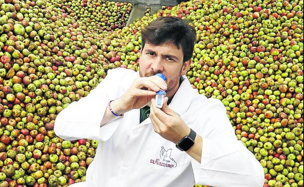 Tano Collada, con un refractómetro.