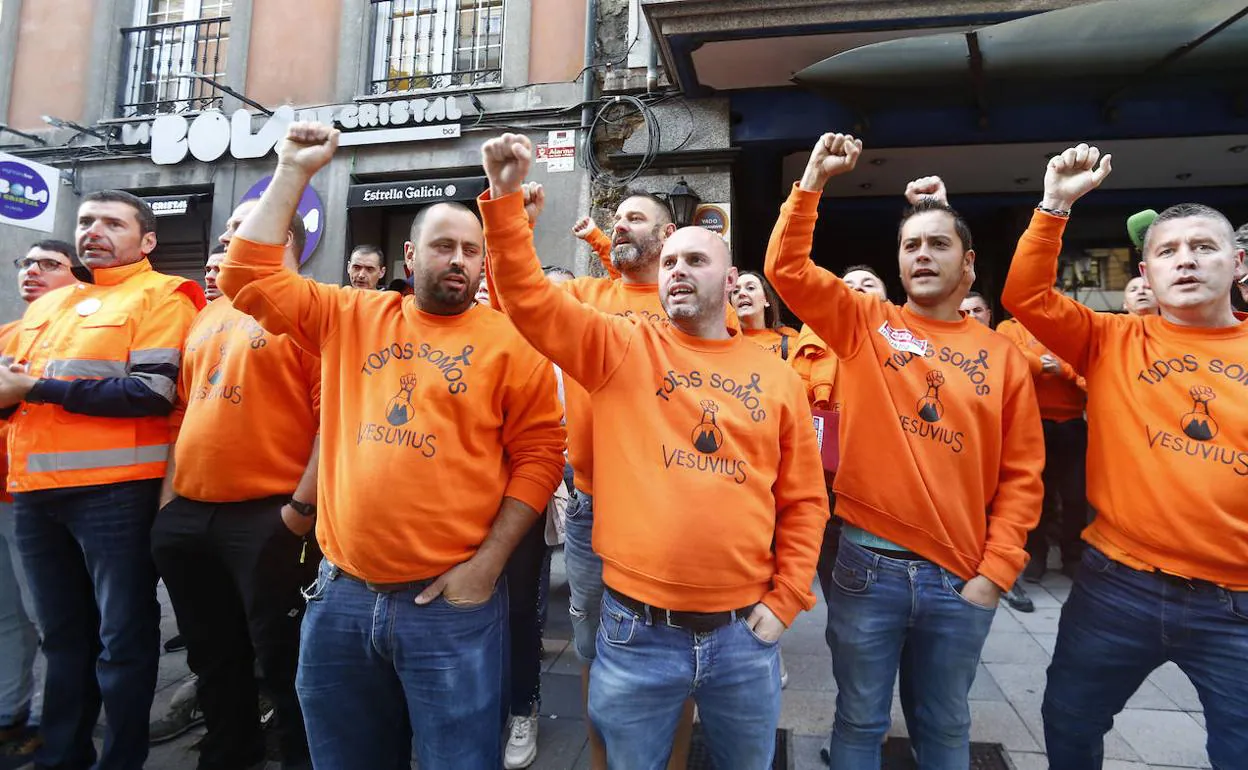 Trabajadores de Vesuvius concentrados frente a la sede del Sasec, en Oviedo.