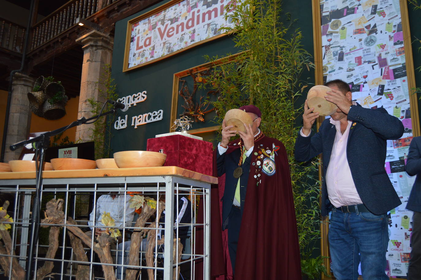 La villa canguesa celebrará este fin de semana la XVIII Fiesta de la Vendimia, que este año distingue con la 'Cepa de Oro' al exciclista, Carlos Sastre y entrega el 'Racimo de Plata' al viticultor, Manuel Fernández, de Villalar. Tras la entrega de las distinciones, se hermanan las Cofradías del Vino de Cangas y la Cofradía del Desarme de Oviedo. 