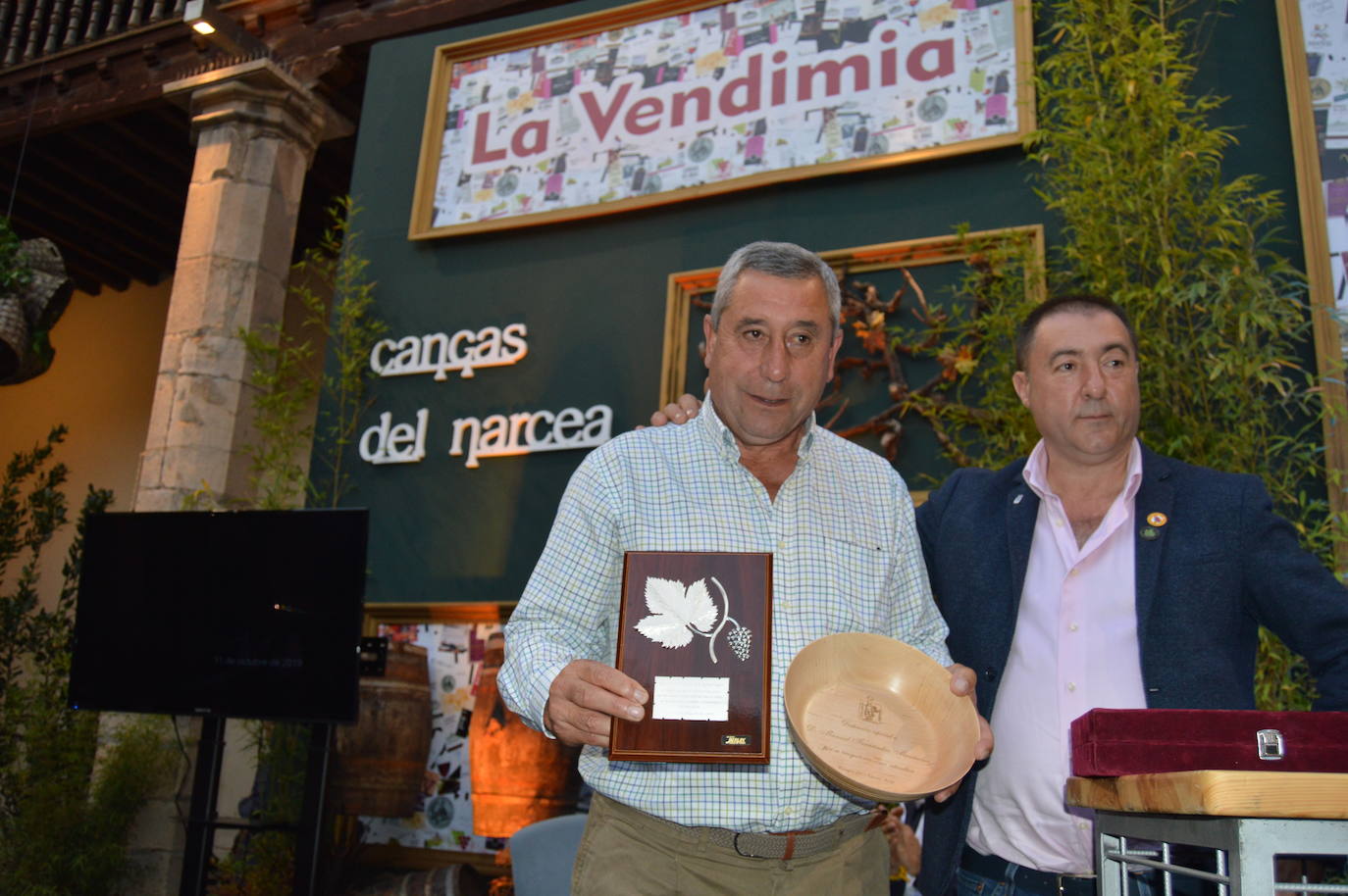 La villa canguesa celebrará este fin de semana la XVIII Fiesta de la Vendimia, que este año distingue con la 'Cepa de Oro' al exciclista, Carlos Sastre y entrega el 'Racimo de Plata' al viticultor, Manuel Fernández, de Villalar. Tras la entrega de las distinciones, se hermanan las Cofradías del Vino de Cangas y la Cofradía del Desarme de Oviedo. 