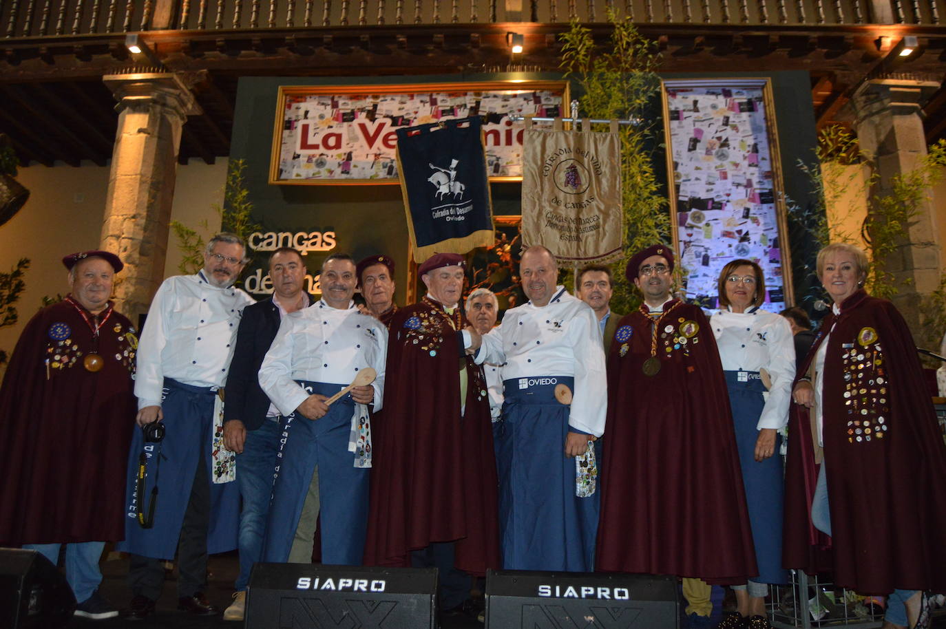 La villa canguesa celebrará este fin de semana la XVIII Fiesta de la Vendimia, que este año distingue con la 'Cepa de Oro' al exciclista, Carlos Sastre y entrega el 'Racimo de Plata' al viticultor, Manuel Fernández, de Villalar. Tras la entrega de las distinciones, se hermanan las Cofradías del Vino de Cangas y la Cofradía del Desarme de Oviedo. 