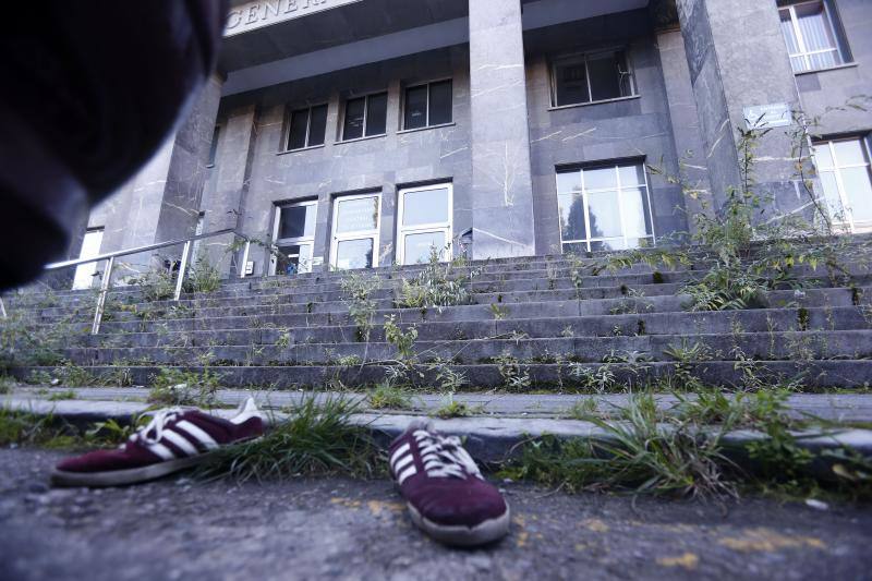 La maleza se 'come' edificios y aceras, árboles caídos, vertederos ilegales, puertas con cristales rotos o tapiadas con maderas y techos esparcidos por el suelo. Esta es la situación en la que se encuentran los antiguos edificios del Hospital Universitario Central de Asturias.