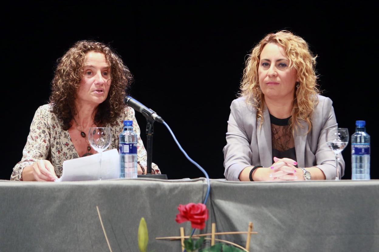 La pregonera, Esther Álvarez, con la alcaldesa de Lena. 