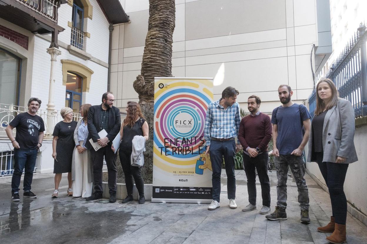 El director del FICX, Alejandro Castaño, y el edil de Cultura, Alberto Ferrao, con los representantes de las entidades colaboradoras en la sección Enfants Terribles del festival. 