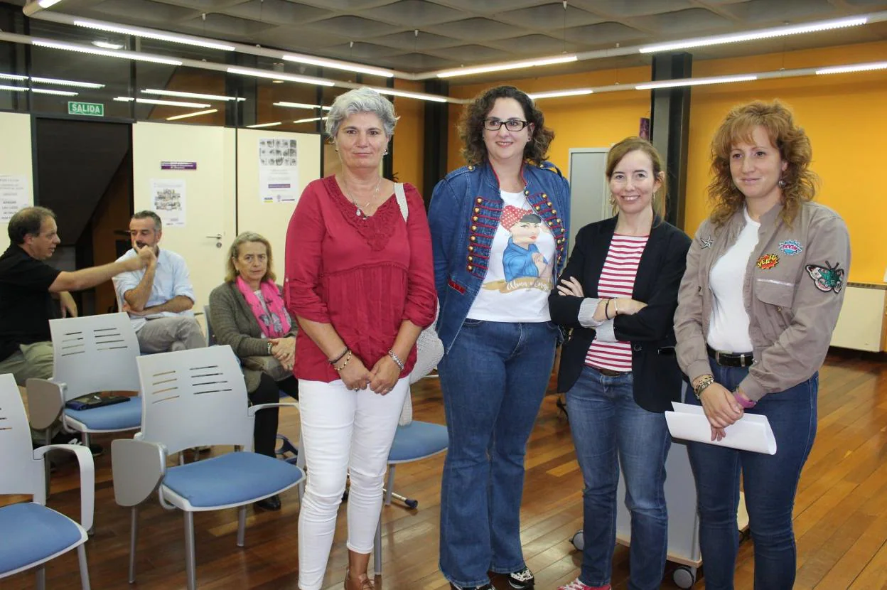 Ana Rosa Rozada, Rebeca Rodríguez, Rocío Vega y Lorena Villar, ayer, en la Casa de Encuentros de Villaviciosa. 