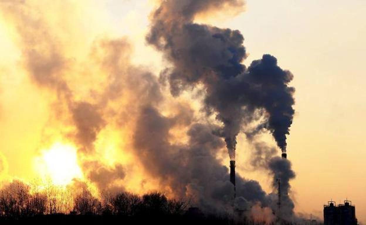 Emisiones de chimeneas industriales.