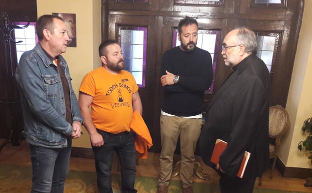 Represenantes de los trabajadores de Vesuvius, con el arzobispo Jesús Sanz Montes.