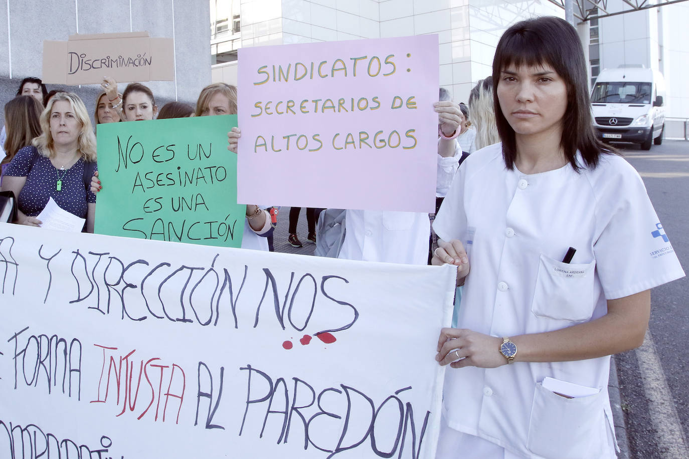 Unos 70 enfermeros se han concentrado frente al Hospital de Cabueñes, en Gijón, para pedir que se les permita acceder a la nueva convocatoria de 105 vacantes prevista para el próximo 22 de octubre. Los afectados no podrán optar a uno de los puestos, ya que han sido sancionados «por haber rechazado una convocatoria previa cuyas condiciones suponían un cambio radical a las que tenemos ahora», en palabras de Rocío González, una de las enfermeras. Además, dijo, «nos están cambiando las condiciones actuales. Por ejemplo, nos quitan los turnos de noche, a dos meses de que se nos termine el contrato».