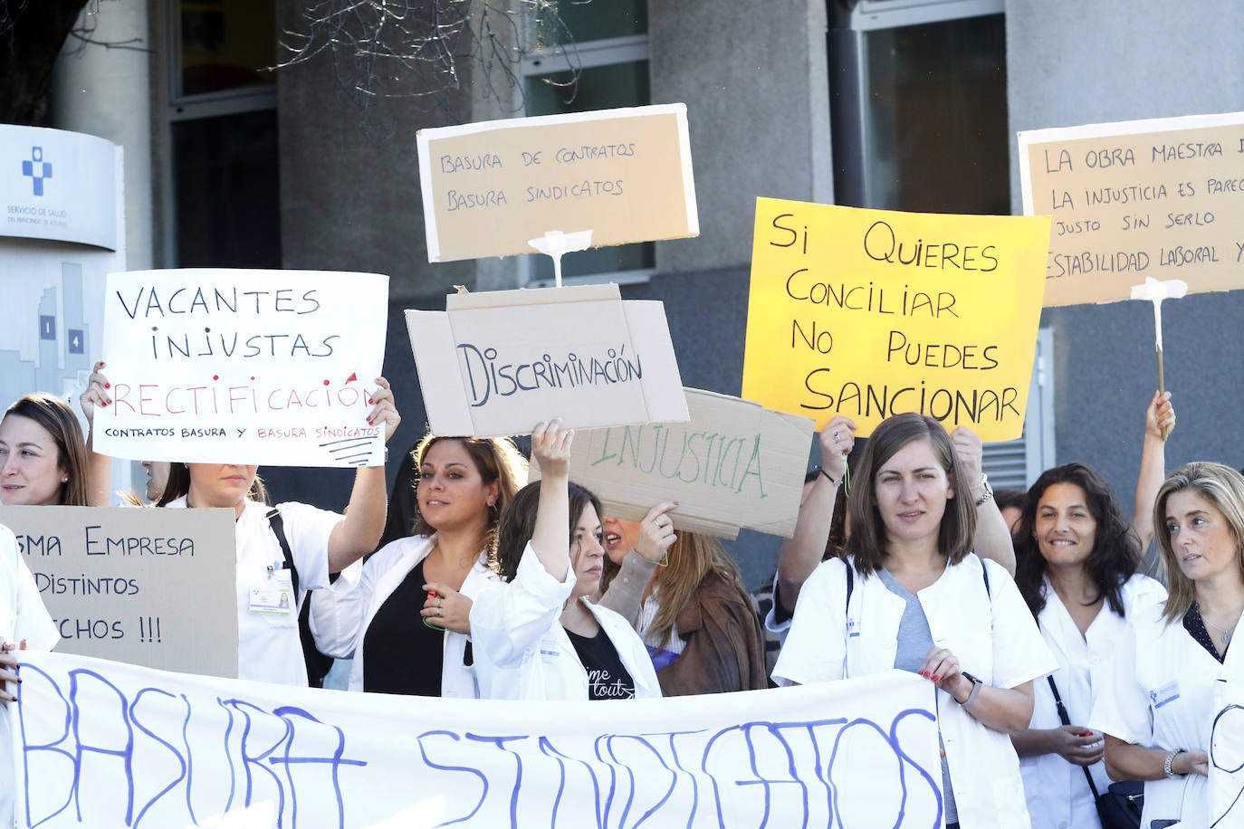 Unos 70 enfermeros se han concentrado frente al Hospital de Cabueñes, en Gijón, para pedir que se les permita acceder a la nueva convocatoria de 105 vacantes prevista para el próximo 22 de octubre. Los afectados no podrán optar a uno de los puestos, ya que han sido sancionados «por haber rechazado una convocatoria previa cuyas condiciones suponían un cambio radical a las que tenemos ahora», en palabras de Rocío González, una de las enfermeras. Además, dijo, «nos están cambiando las condiciones actuales. Por ejemplo, nos quitan los turnos de noche, a dos meses de que se nos termine el contrato».