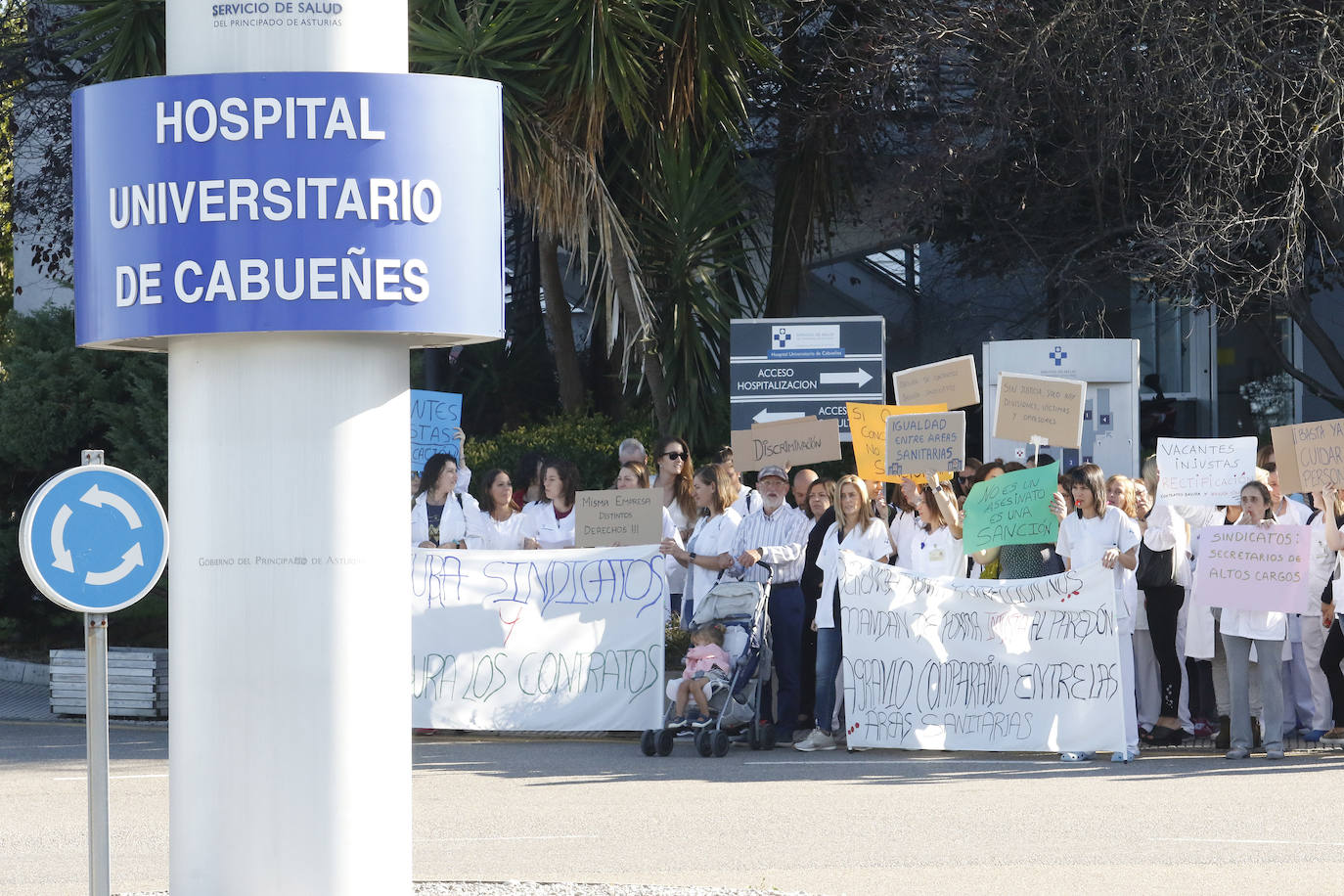 Unos 70 enfermeros se han concentrado frente al Hospital de Cabueñes, en Gijón, para pedir que se les permita acceder a la nueva convocatoria de 105 vacantes prevista para el próximo 22 de octubre. Los afectados no podrán optar a uno de los puestos, ya que han sido sancionados «por haber rechazado una convocatoria previa cuyas condiciones suponían un cambio radical a las que tenemos ahora», en palabras de Rocío González, una de las enfermeras. Además, dijo, «nos están cambiando las condiciones actuales. Por ejemplo, nos quitan los turnos de noche, a dos meses de que se nos termine el contrato».