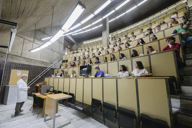 2.745 alumnos se quedan sin plaza en Medicina, que exige una nota de 12,51