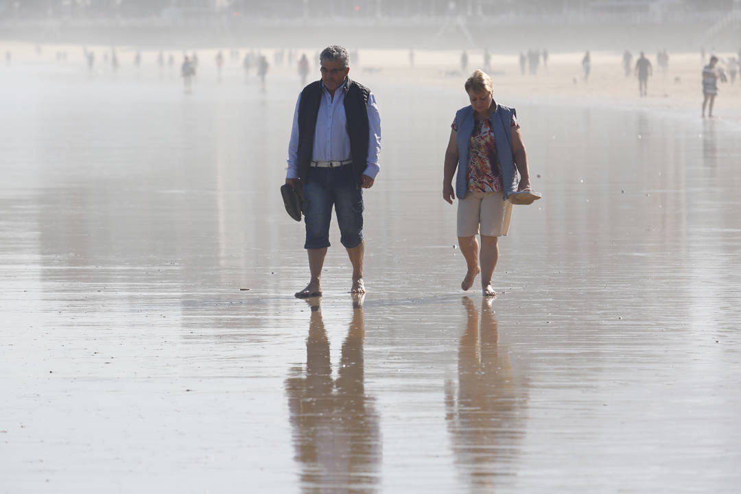 El buen tiempo y las temperaturas cálidas de las que disfruta Asturias han animado a muchos a disfrutar de un día de playa, a pesar de las avanzadas fechas.