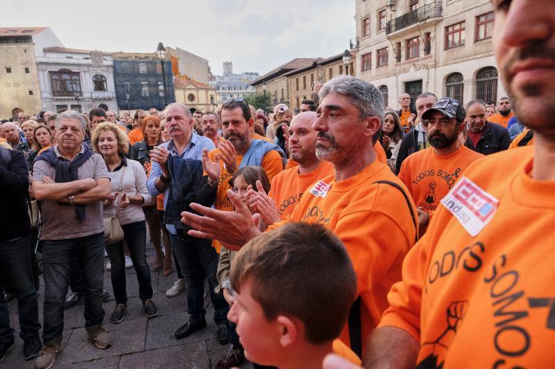 Los trabajadores de Vesuvius volvieron a concentrarse hoy ante la Catedral de Oviedo. 