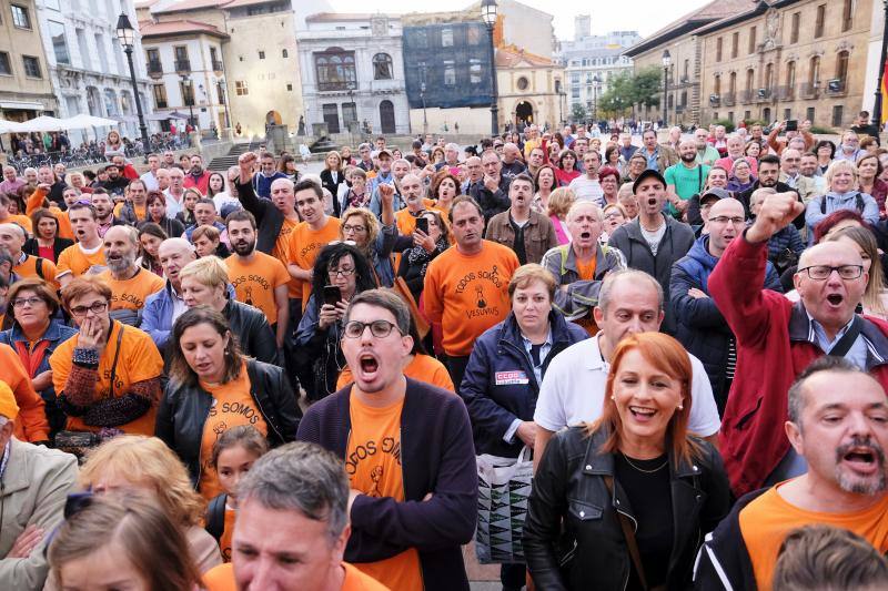 Los trabajadores de Vesuvius volvieron a concentrarse hoy ante la Catedral de Oviedo. 