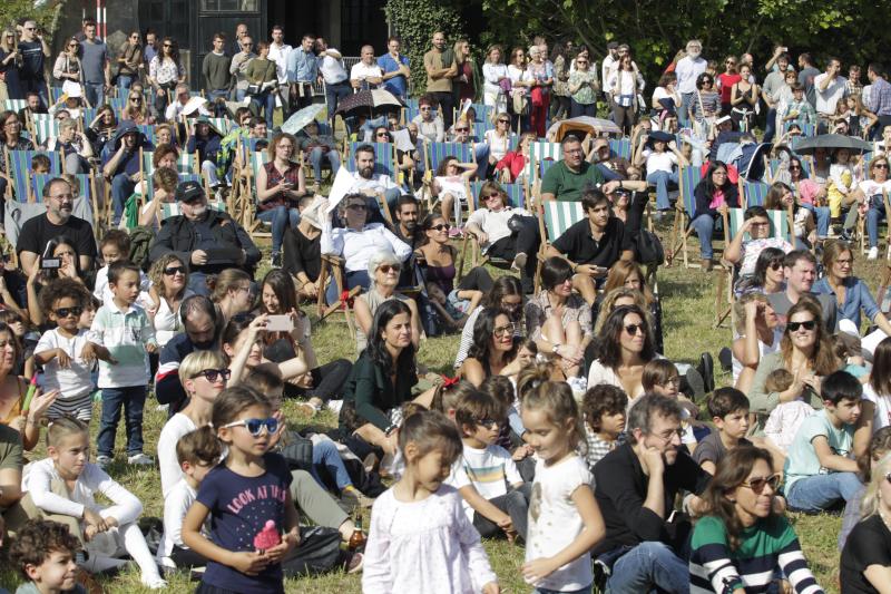 Los músicos Igor Paskual y Mar Álvarez han liderado una banda de nueve artistas que han ofrecido un concierto didáctico en la Fábrica de La Vega, inspirado en los vídeos de la sección musical de la Khan Academy, Premio Princesa de Asturias de Cooperación Internacional 2019.