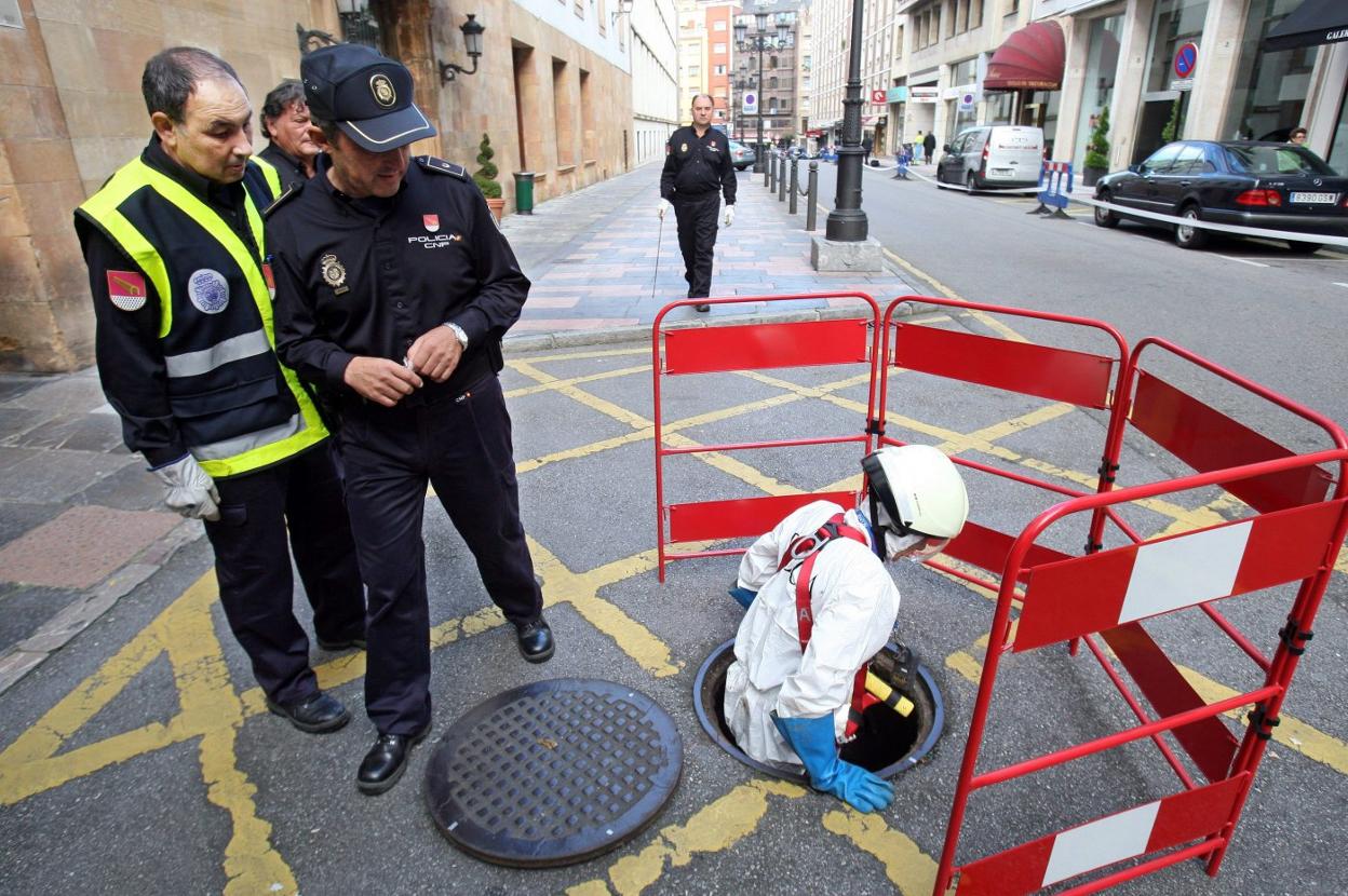 Agentes inspeccionando el subsuelo en una edición anterior de los Premios. :: PIÑA