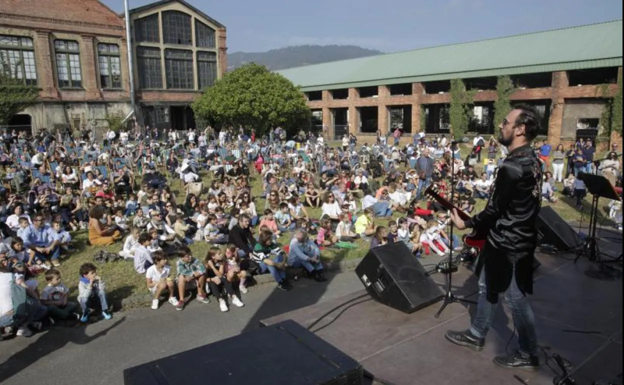 Centenares de personas disfrutaron del concierto en la Fábrica de La Vega.