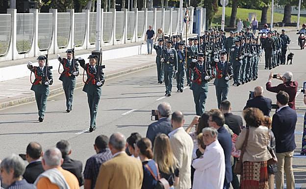 Galería. Desfile de la Guardia Civil en Gijón.