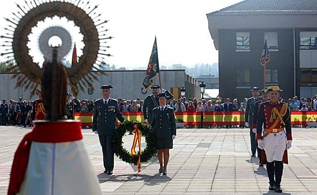 Ofrenda ante la talla de la Virgen del Pilar en la Comandancia de la Guardia Civil de Oviedo.