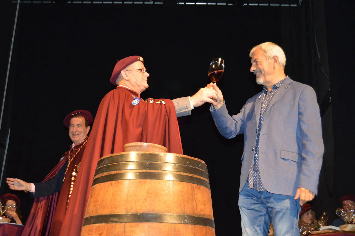 Los televisivos Carlos Sobera y Sonia Fidalgo han cumplido con el ritual de beber el vino y besar el cachu para ser distinguidos como Cofrades de Honor del Vino de Cangas. El Gran Capítulo de la Cofradía es uno de los actos centrales de la Fiesta de la Vendimia que se celebra cada año en Cangas del Narcea en torno a la fiesta del Pilar.