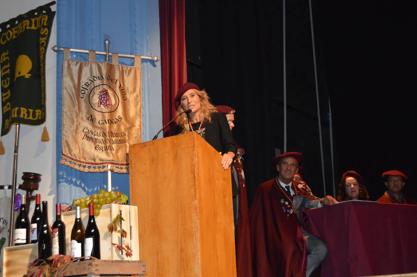 Los televisivos Carlos Sobera y Sonia Fidalgo han cumplido con el ritual de beber el vino y besar el cachu para ser distinguidos como Cofrades de Honor del Vino de Cangas. El Gran Capítulo de la Cofradía es uno de los actos centrales de la Fiesta de la Vendimia que se celebra cada año en Cangas del Narcea en torno a la fiesta del Pilar.