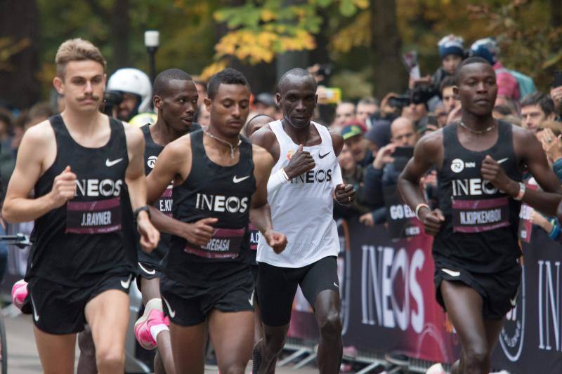 El keniano, de 34 años, logra superar en Viena la última gran barrera del atletismo: 1h59:40
