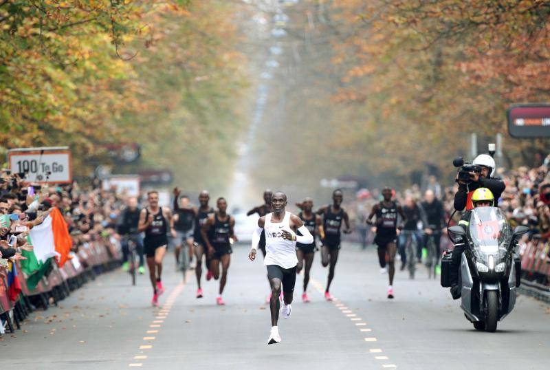 El keniano, de 34 años, logra superar en Viena la última gran barrera del atletismo: 1h59:40
