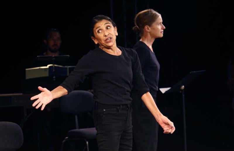 Auditorio completo. El estreno en España de la obra 'Why?', de Peter Brook, galardonado con el Premio Princesa de Asturias de las Artes 2019, ha llenado el espacio de la Fábrica de La Vega de Oviedo habilitado como auditorio.