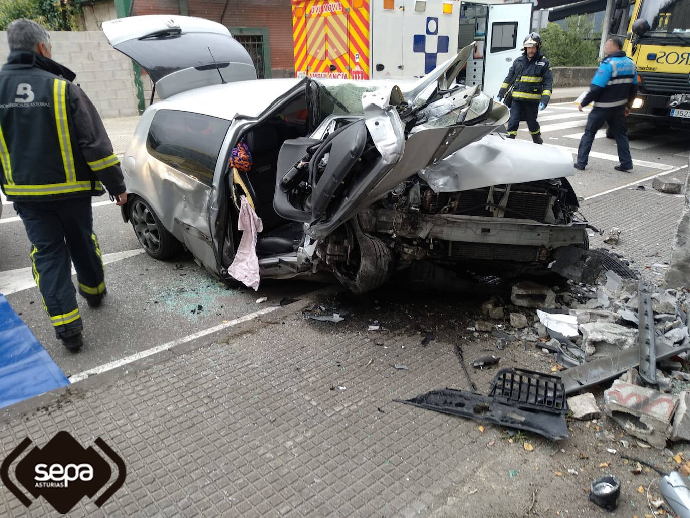 Un hombre y una mujer de 29 7 27 años han resultado heridos de gravedad en un accidente ocurrido en Mieres. El vehículo en el que viajaban se salió de la vía y chocó contra una farola antres de impactar brutalmente contra un muro. Ambos han sido trasladados al HUCA con pronóstico reservado.