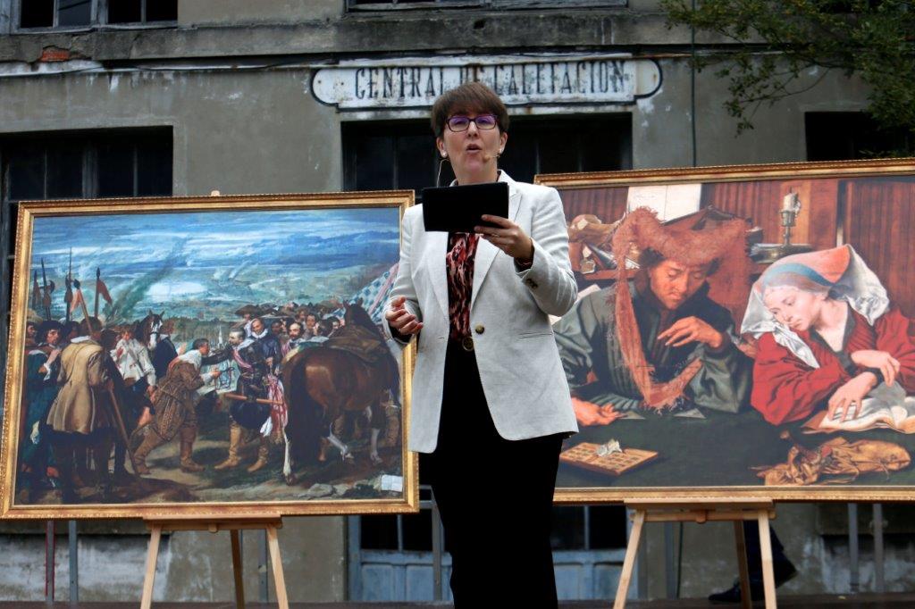 Una jornada dedicada al Museo del Prado ha llenado, desde primera hora, la Fábrica de Armas de La Vega, en Oviedo. Las actividades organizadas en torno a la historia y colección del Premio Princesa de Asturias de Comunicación y Humanidades han hecho las delicias de grandes y pequeños, que han ignorado la persistente lluvia para disfrutar de la gymkana 'Los misterios del Prado' y de propuestas como 'Dentro del cuadro' o el concierto 'Cuarteto del Prado'. 