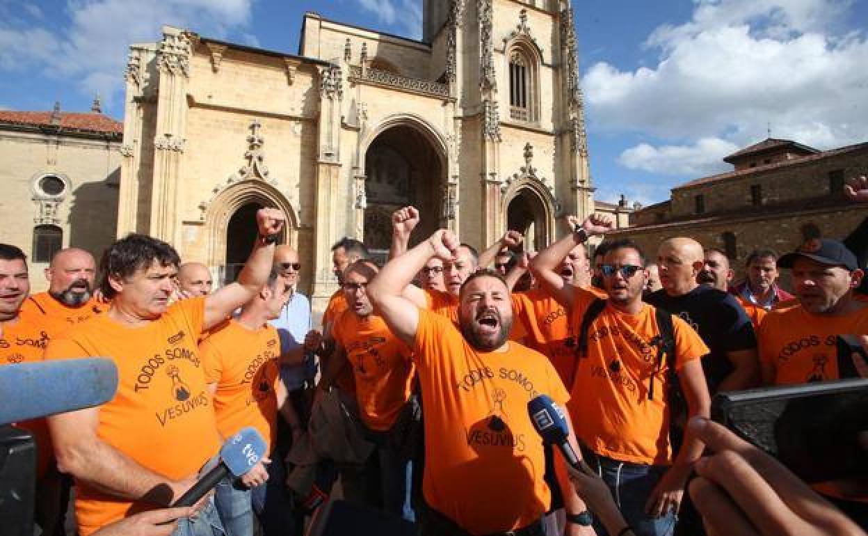 Los trabajadores frente a la entrada de la Catedral, el pasado miércoles.