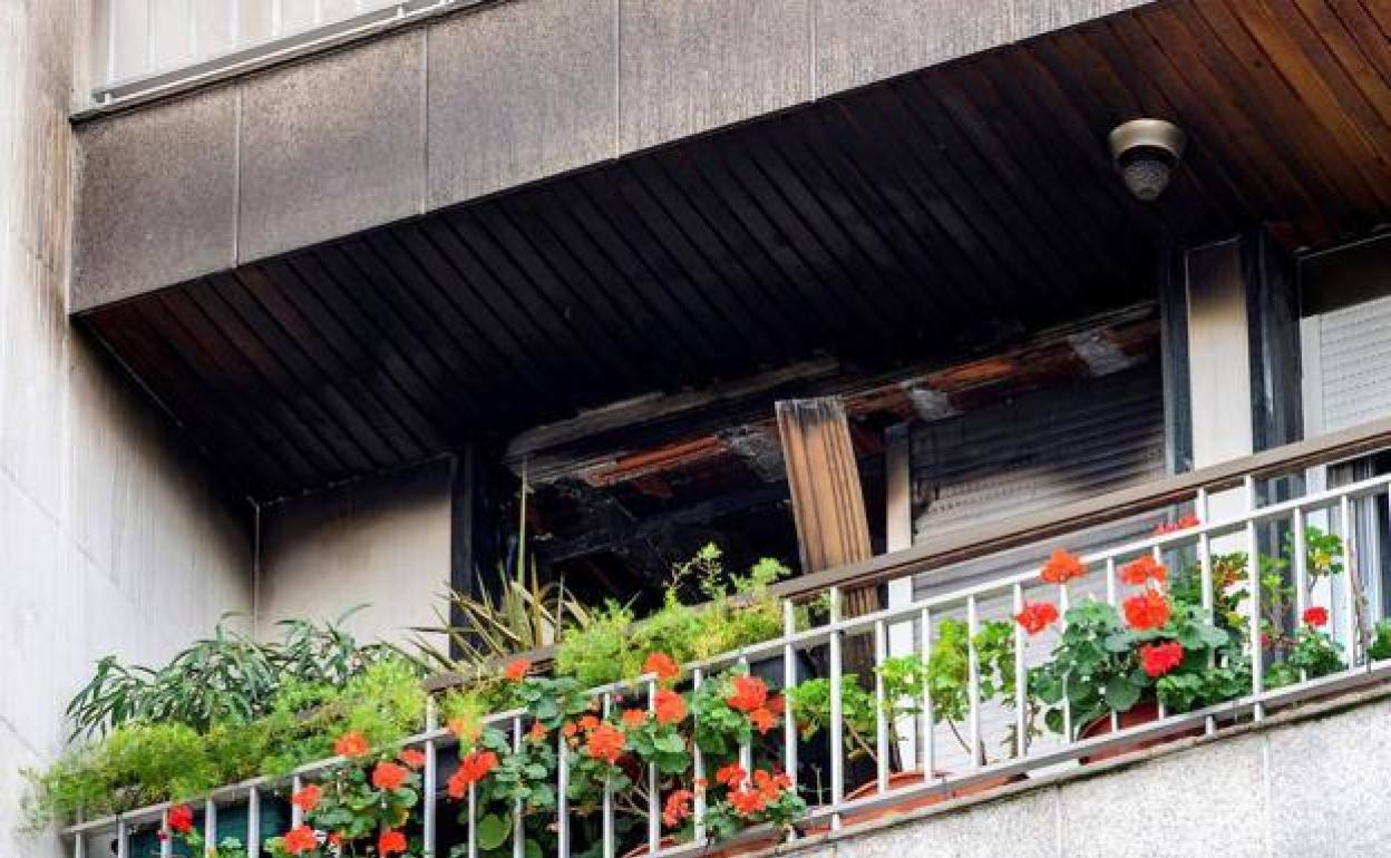 Imagen de la terraza desde la que la mujer pidió auxilio y posteriormente fue rescatada por los bomberos.