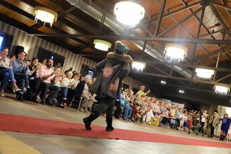 Unas 400 personas han asistido al desfile solidario contra el cáncer de mama organizado por las mujeres del colectivo Rosa Palo en Cangas de Onís. Los fondos recaudadados se destinarán a la investigación del Instituto Oncológico.
