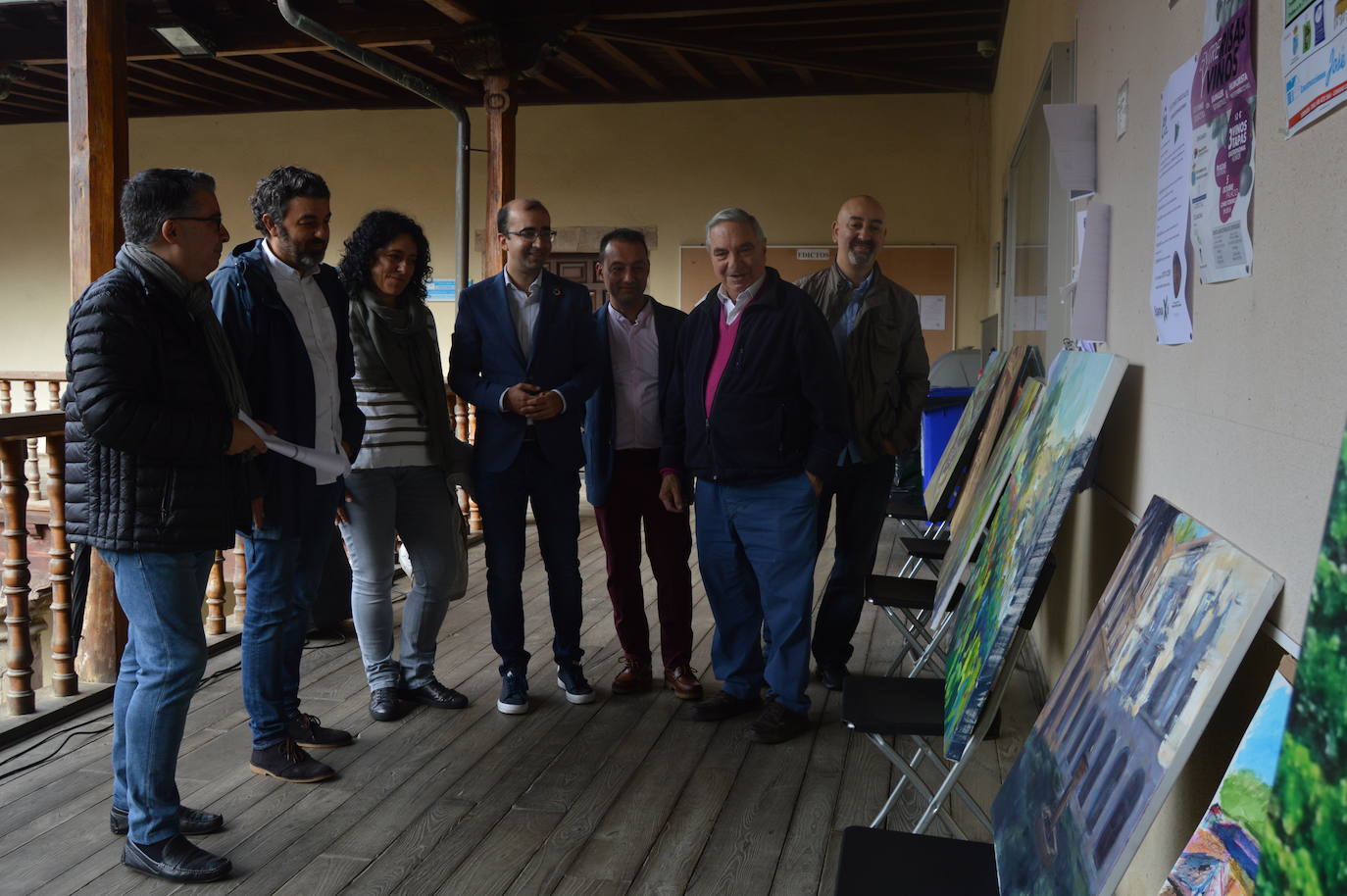 Cangas del Narcea despide la decimoctava edición de la Fiesta de la Vendimia. La organización califica el festejo de «éxito rotundo». Esta mañana se entregaron las distinciones de la DOP Vino de Cangas. El 'Artesano Mayor' reconoció, a título póstumo, al viticultor cangués, César Gutiérrez. El crítico gastronómico Eufrasio Sánchez fue distinguido con la 'Uva Verde' y el empresario Benjamín Alba , con la 'Uva Madura'.
