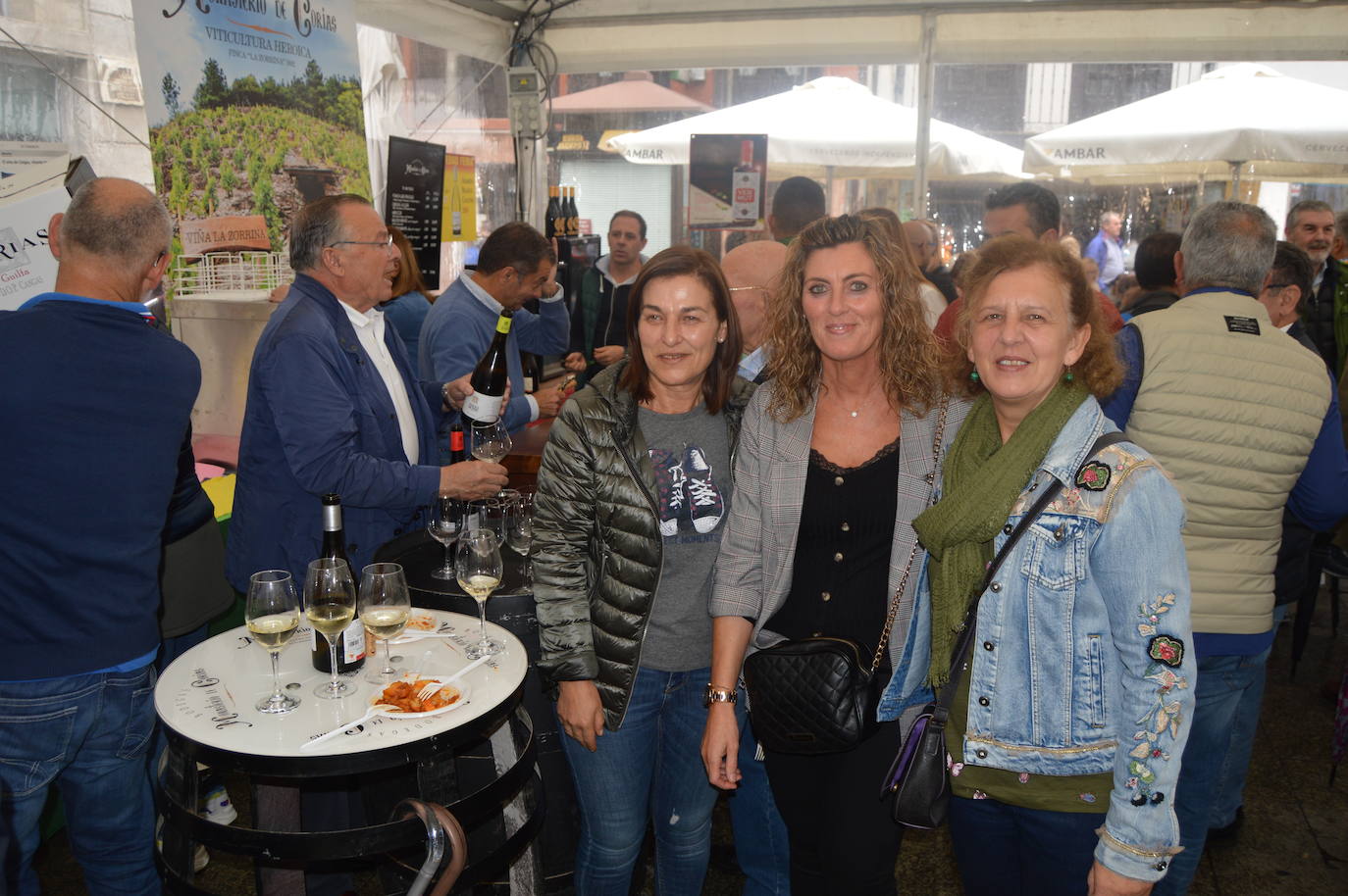 Cangas del Narcea despide la decimoctava edición de la Fiesta de la Vendimia. La organización califica el festejo de «éxito rotundo». Esta mañana se entregaron las distinciones de la DOP Vino de Cangas. El 'Artesano Mayor' reconoció, a título póstumo, al viticultor cangués, César Gutiérrez. El crítico gastronómico Eufrasio Sánchez fue distinguido con la 'Uva Verde' y el empresario Benjamín Alba , con la 'Uva Madura'.