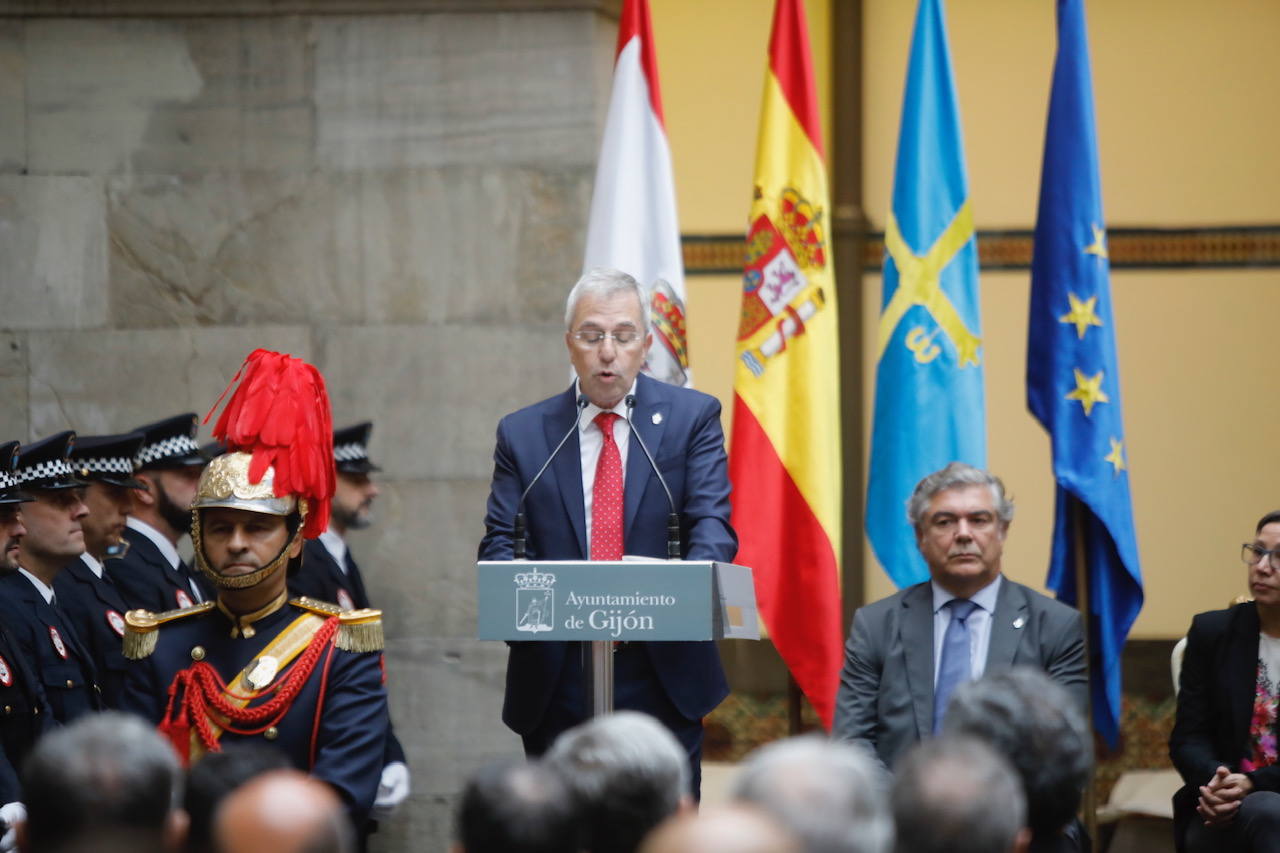 En el acto conmemorativo celebrado en el Antiguo Instituto se ha dinstiguido a los agentes más destacados y a las instituciones que han colaborado con el cuerpo. 
