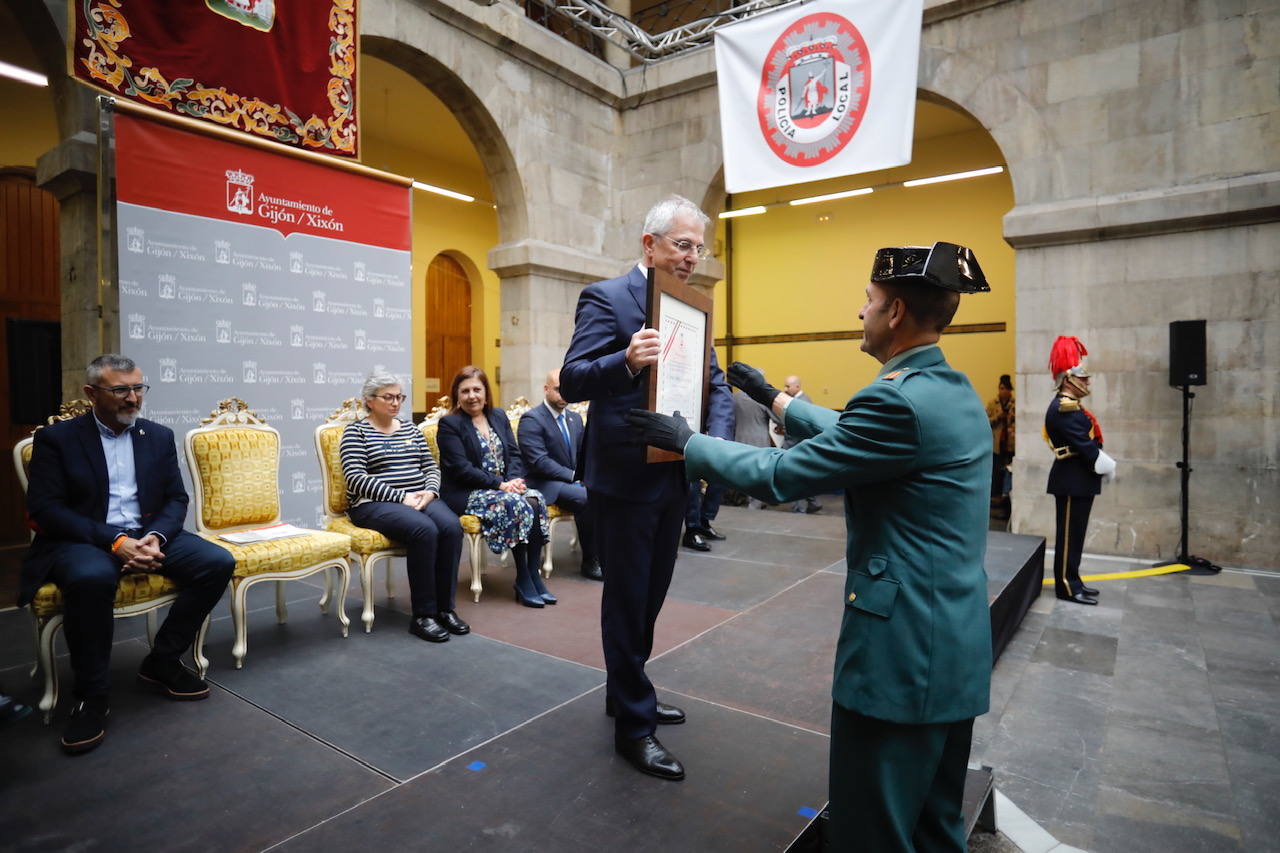 En el acto conmemorativo celebrado en el Antiguo Instituto se ha dinstiguido a los agentes más destacados y a las instituciones que han colaborado con el cuerpo. 