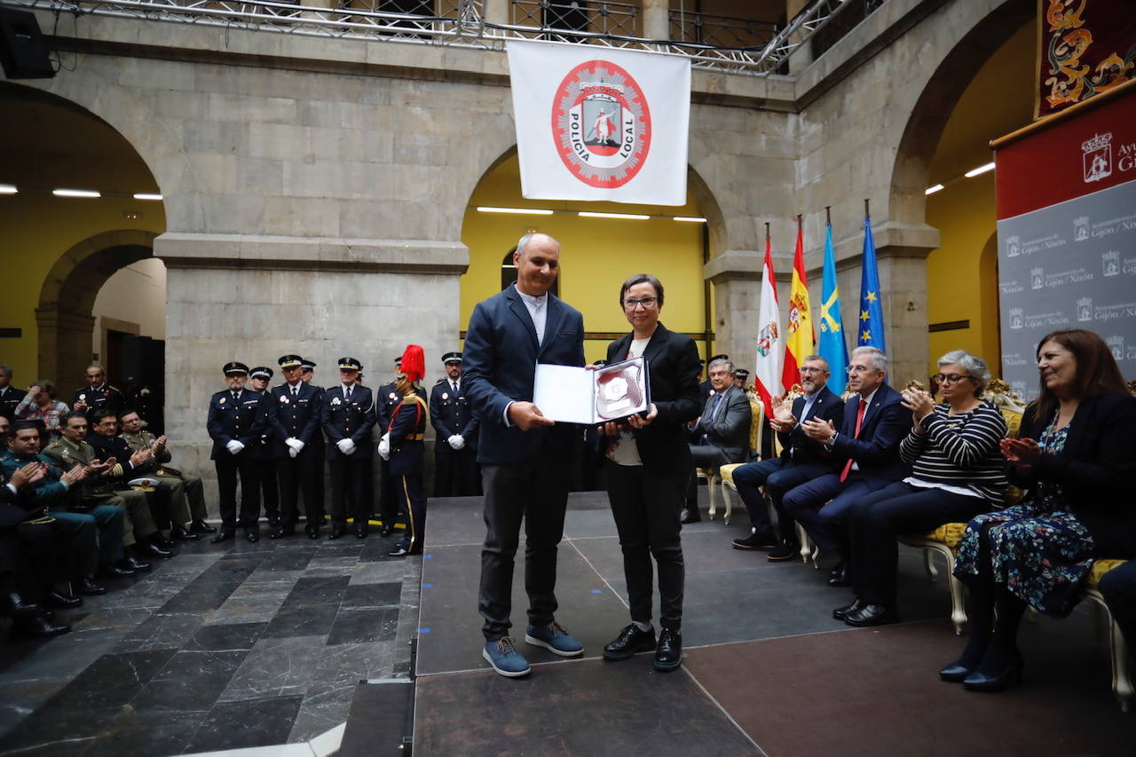 En el acto conmemorativo celebrado en el Antiguo Instituto se ha dinstiguido a los agentes más destacados y a las instituciones que han colaborado con el cuerpo. 